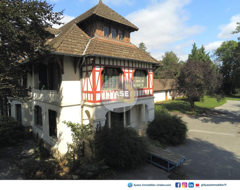 Propriété - 1 200 m² - 32 pièces