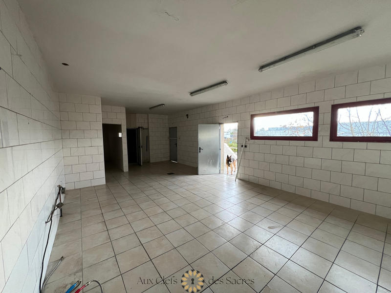 Local commercial - 2 600 m²