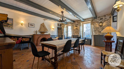 Maison - 281 m² - 10 pièces