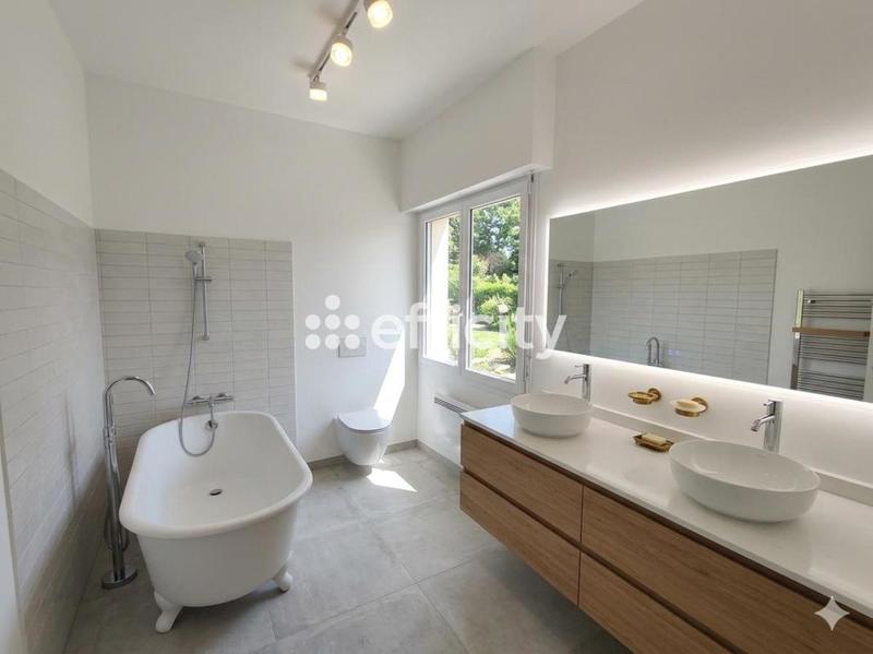 Maison - 262 m² - 10 pièces