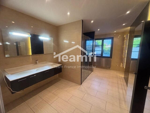 Maison - 245 m² - 7 pièces