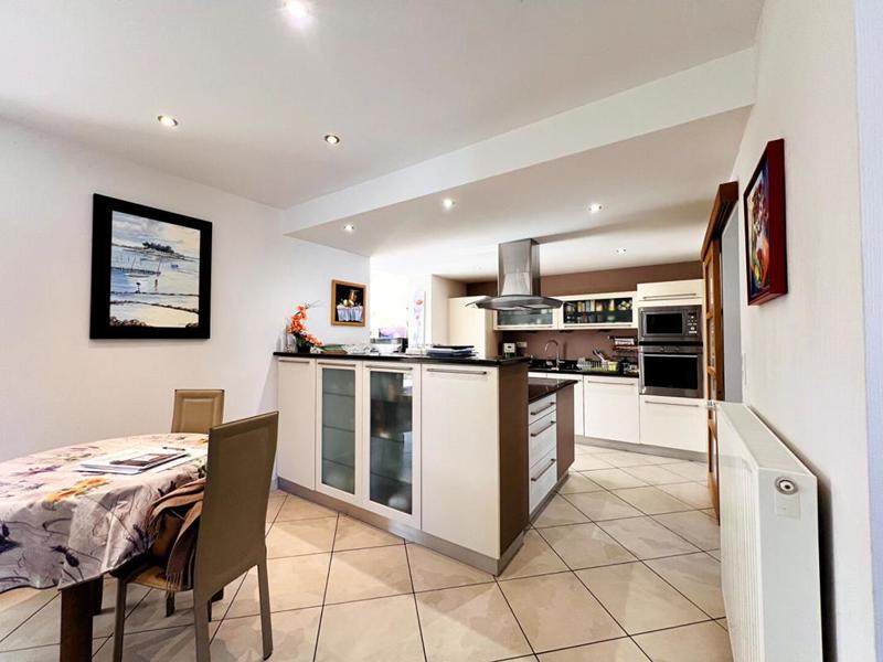 Maison - 205 m² - 9 pièces