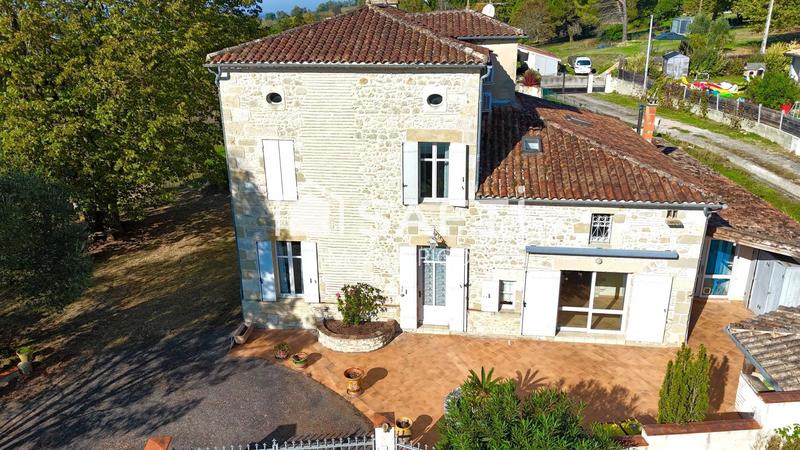 Maison - 284 m² - 8 pièces