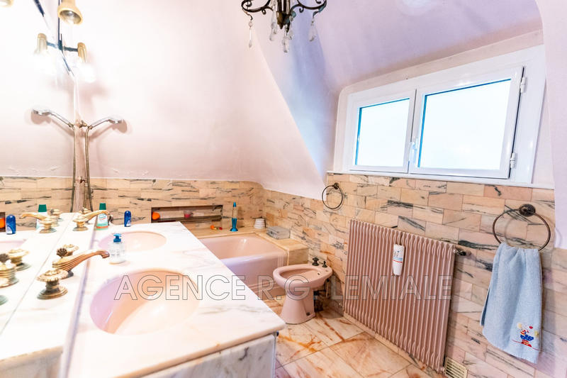 Maison - 180 m² - 7 pièces