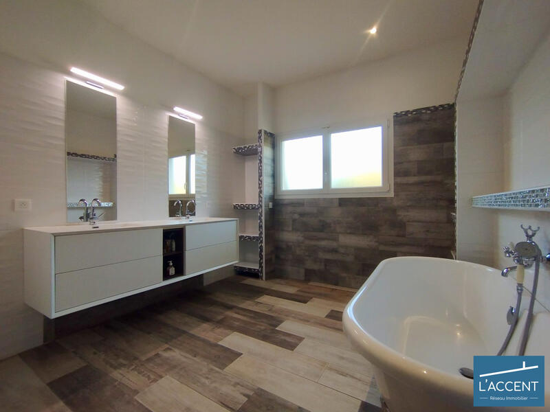 Maison - 210 m² - 6 pièces