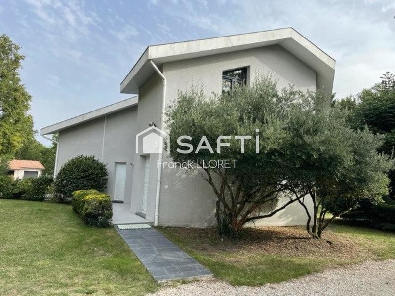 Maison - 300 m² - 11 pièces