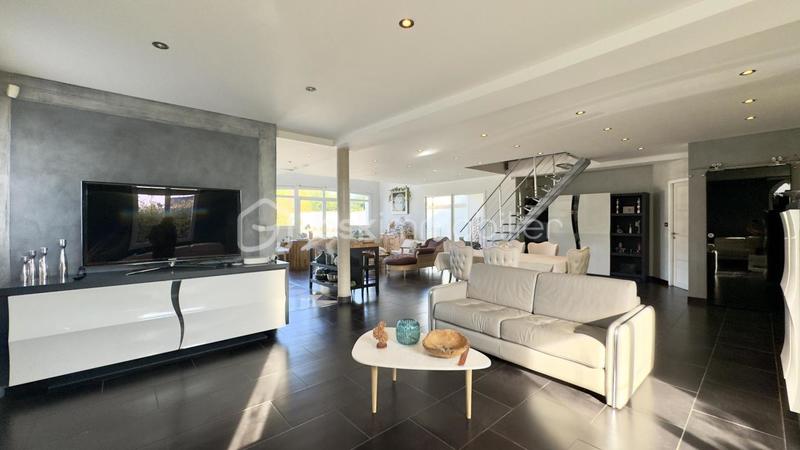 Maison - 239 m² - 6 pièces