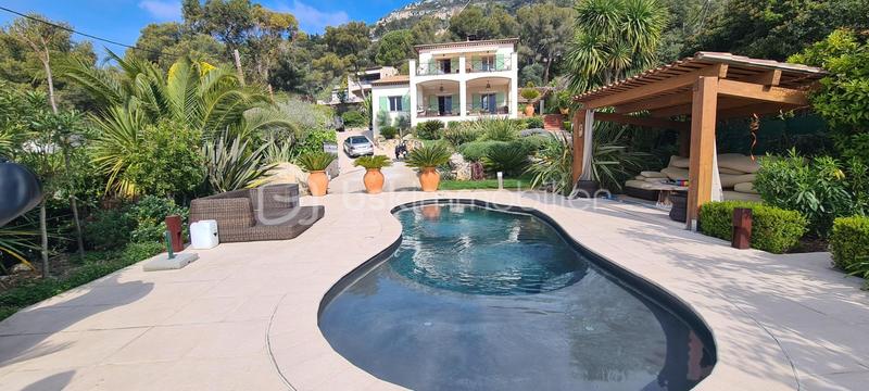 Maison traditionnelle - 241 m² - 6 pièces