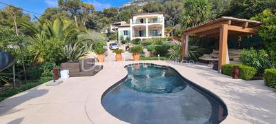 Maison traditionnelle - 241 m² - 6 pièces