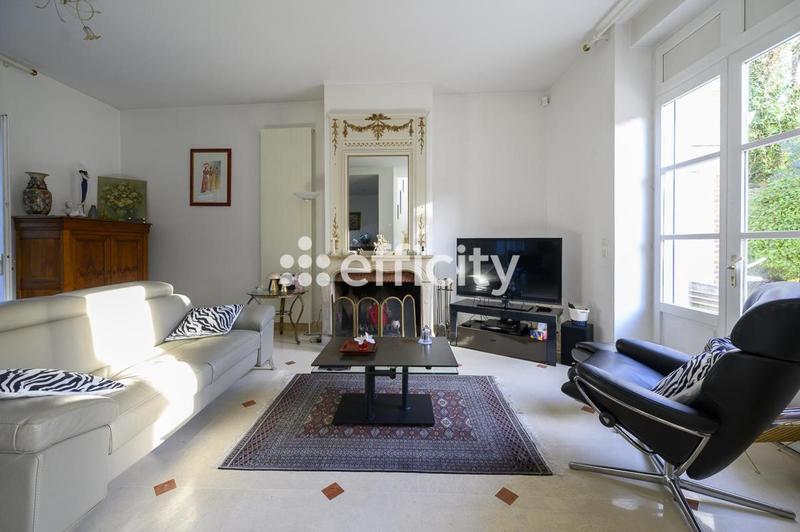 Maison - 223 m² - 9 pièces