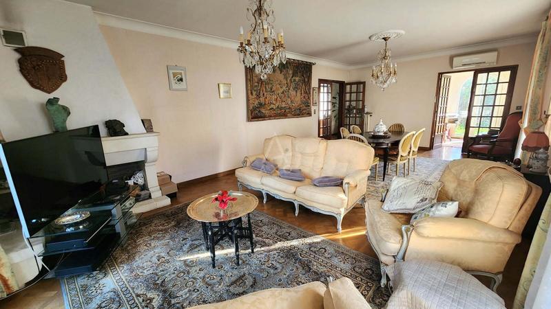 Maison - 230 m² - 8 pièces