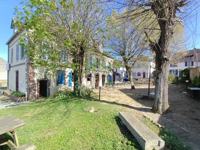 Maison - 370 m² - 13 pièces