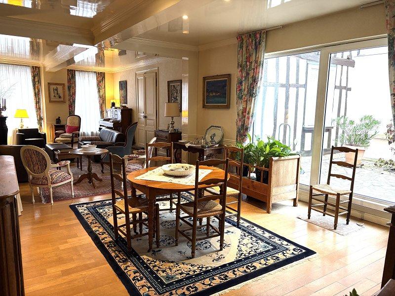 Maison - 275 m² - 10 pièces