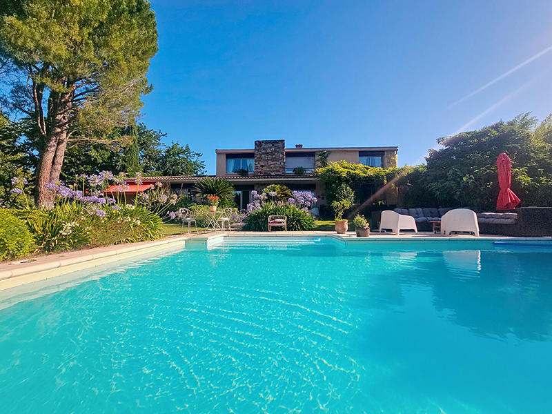 Maison - 256 m² - 6 pièces