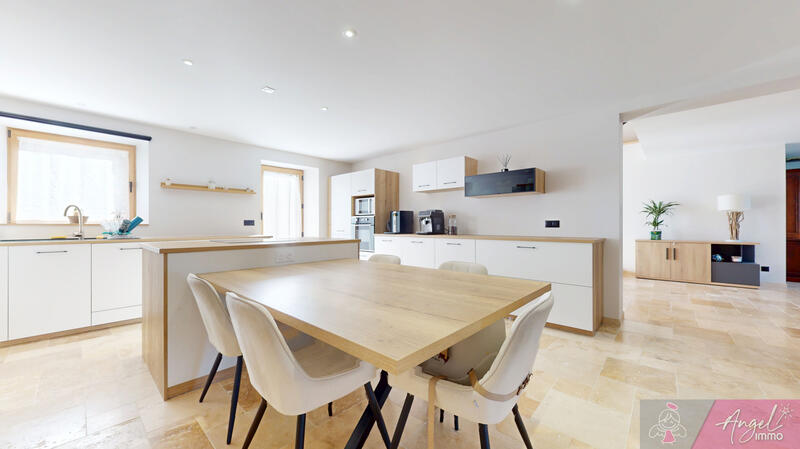 Maison - 242 m² - 7 pièces