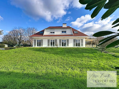 Maison - 240 m² - 10 pièces