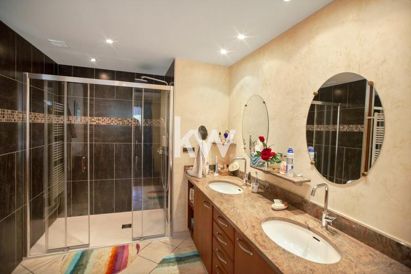 Maison - 250 m² - 6 pièces