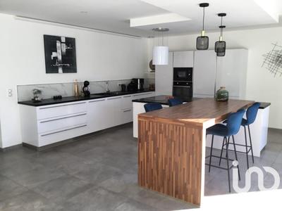 Maison - 240 m² - 6 pièces