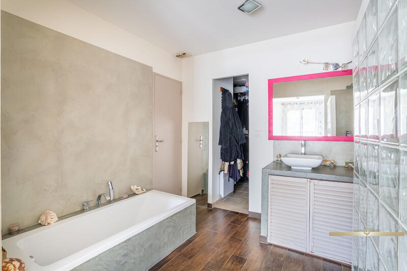 Maison - 180 m² - 7 pièces