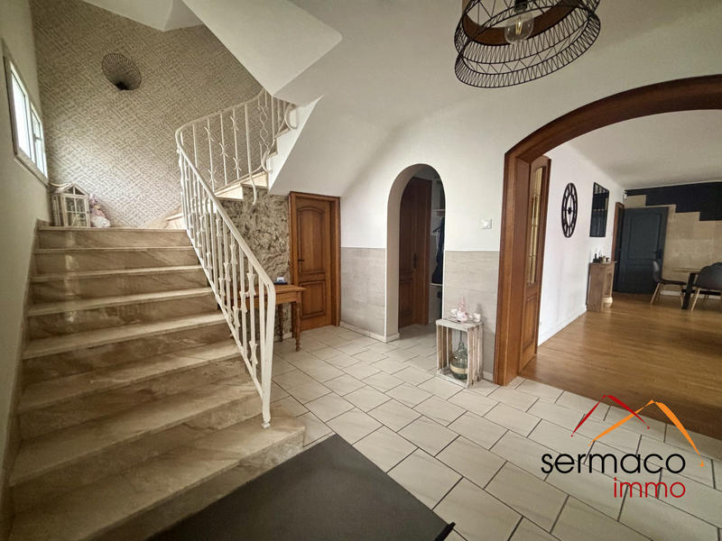 Maison - 212 m² - 11 pièces