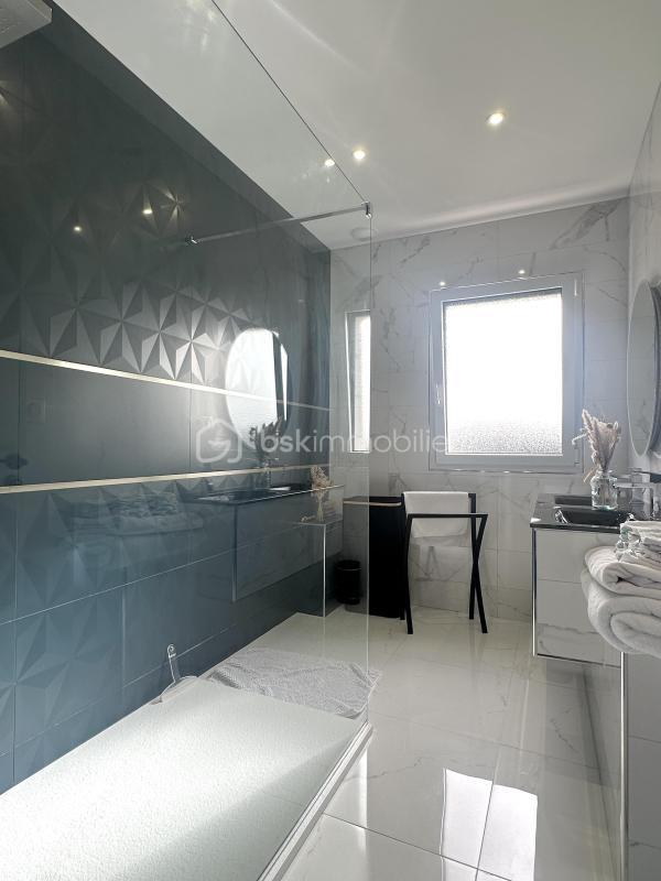 Pavillon - 200 m² - 7 pièces