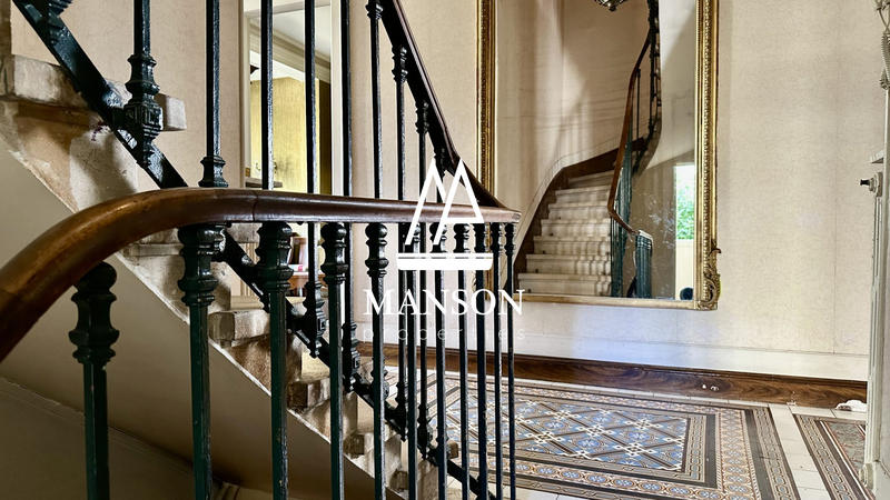 Maison - 250 m² - 8 pièces