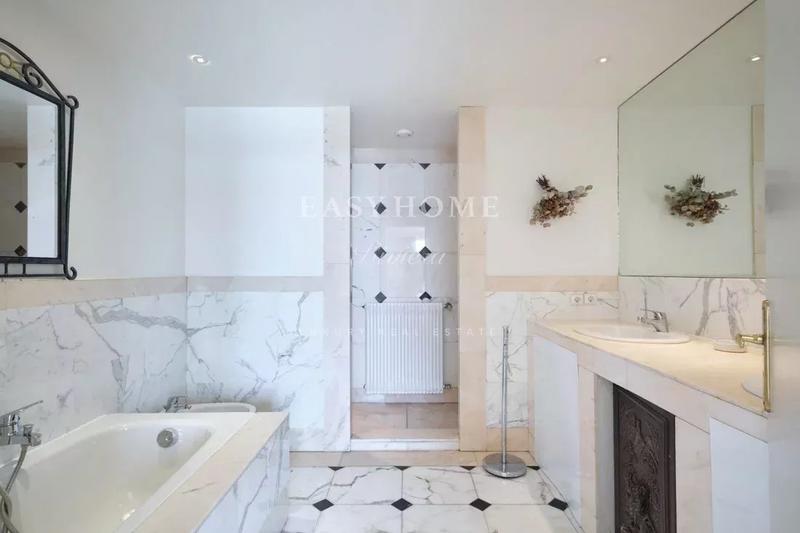 Maison - 361 m² - 9 pièces