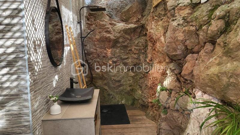 Propriété - 222 m² - 6 pièces