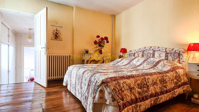 Maison - 217 m² - 11 pièces