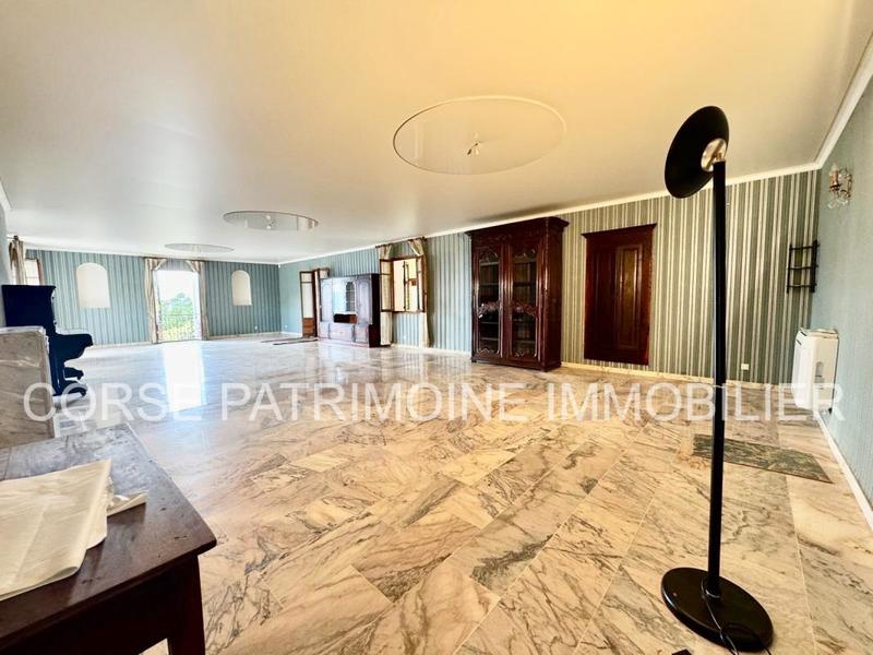 Maison - 229 m² - 18 pièces