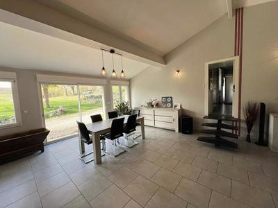 Maison - 205 m² - 8 pièces