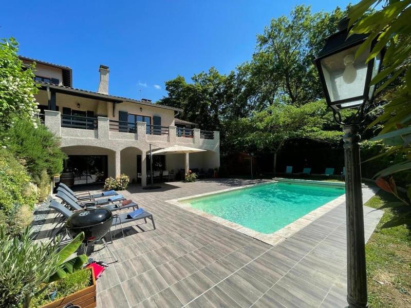 Maison - 327 m² - 8 pièces