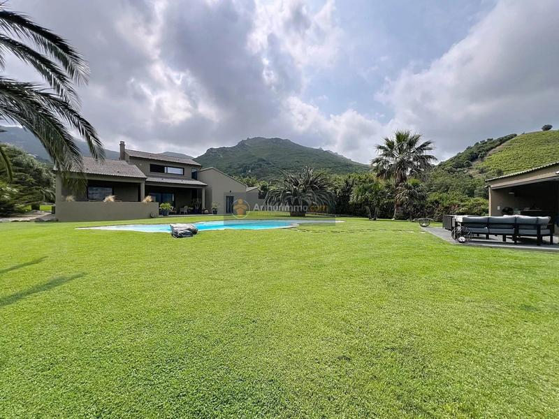 Maison - 219 m² - 6 pièces