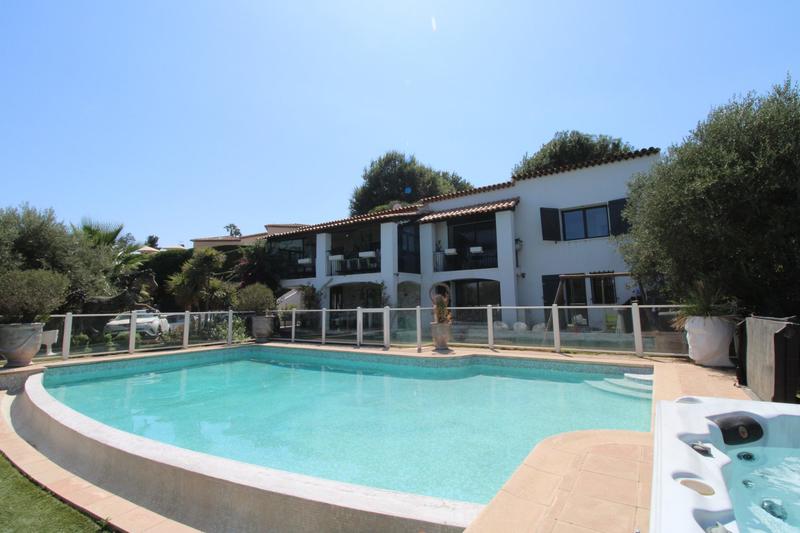 Maison contemporaine - 241 m² - 8 pièces