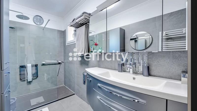 Maison - 300 m² - 10 pièces