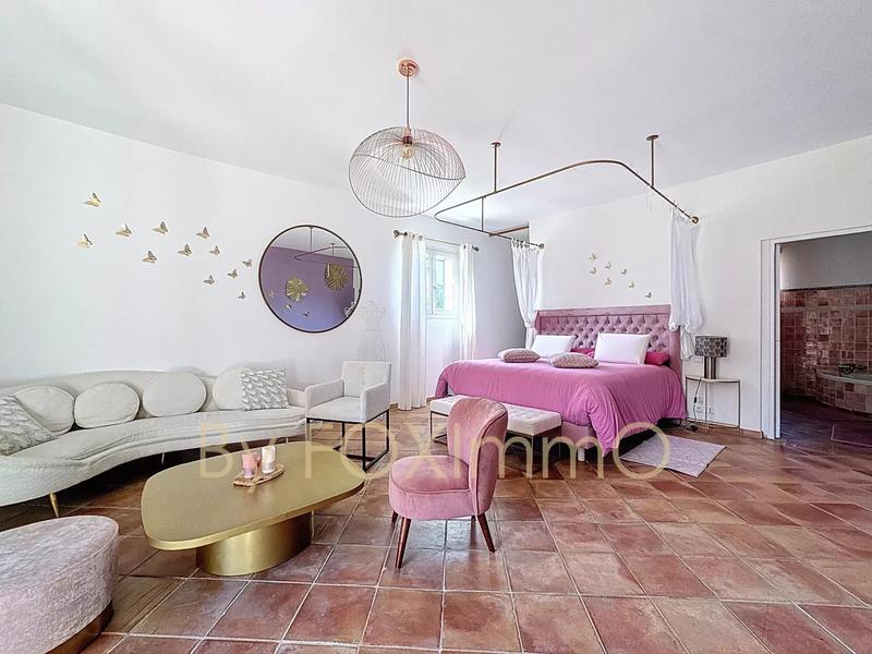 Propriété - 653 m² - 28 pièces