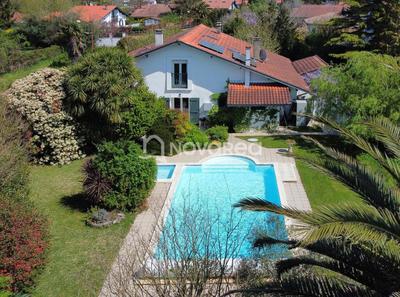 Maison - 312 m² - 9 pièces