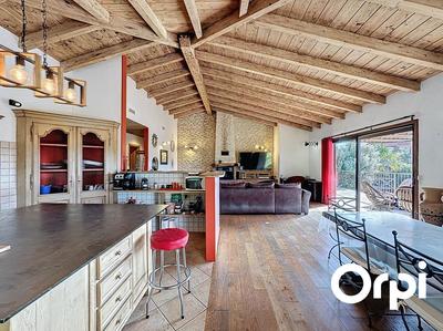 Maison - 239 m² - 8 pièces