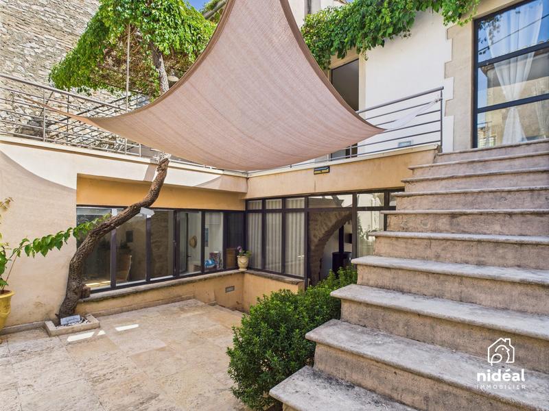 Maison - 216 m² - 8 pièces