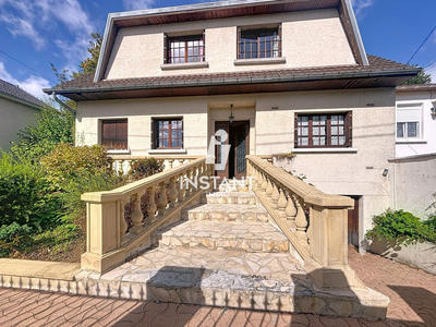 Maison traditionnelle - 200 m² - 8 pièces