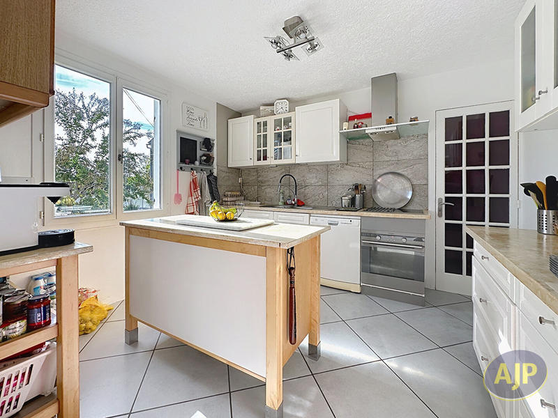 Maison - 220 m² - 11 pièces