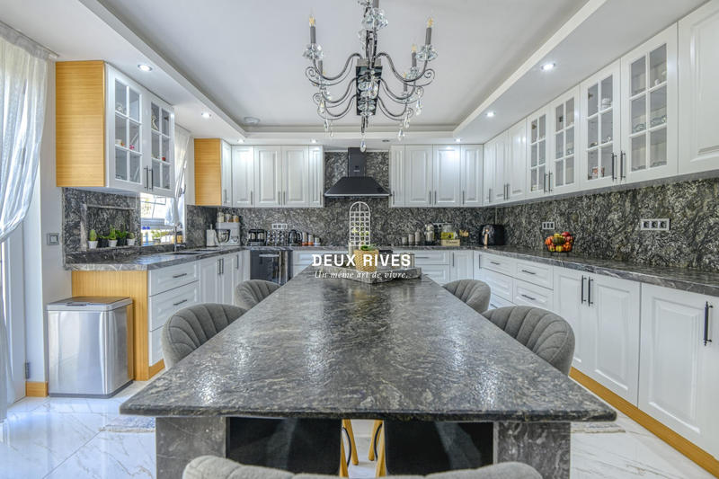 Maison - 550 m² - 7 pièces