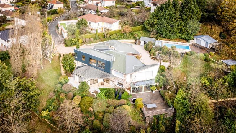 Villa - 366 m² - 6 pièces