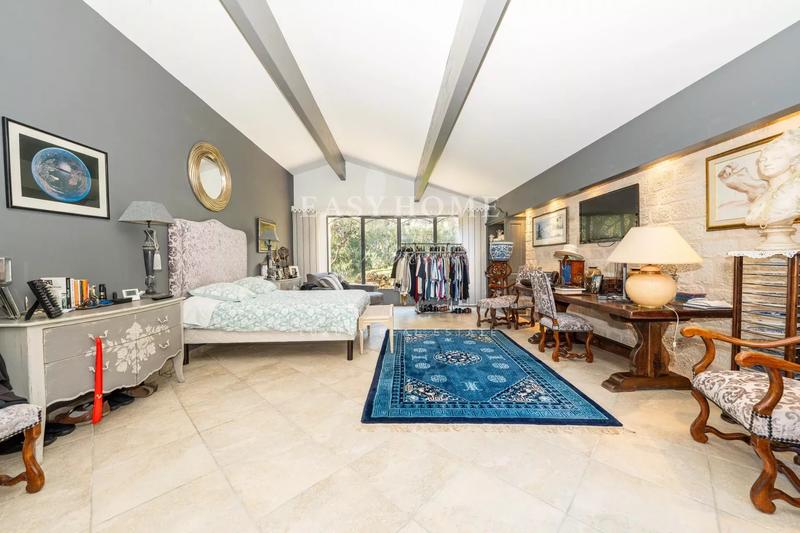 Propriété - 305 m² - 9 pièces