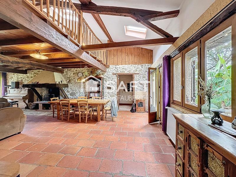 Maison - 210 m² - 6 pièces