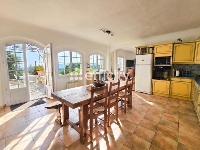 Maison - 235 m² - 6 pièces