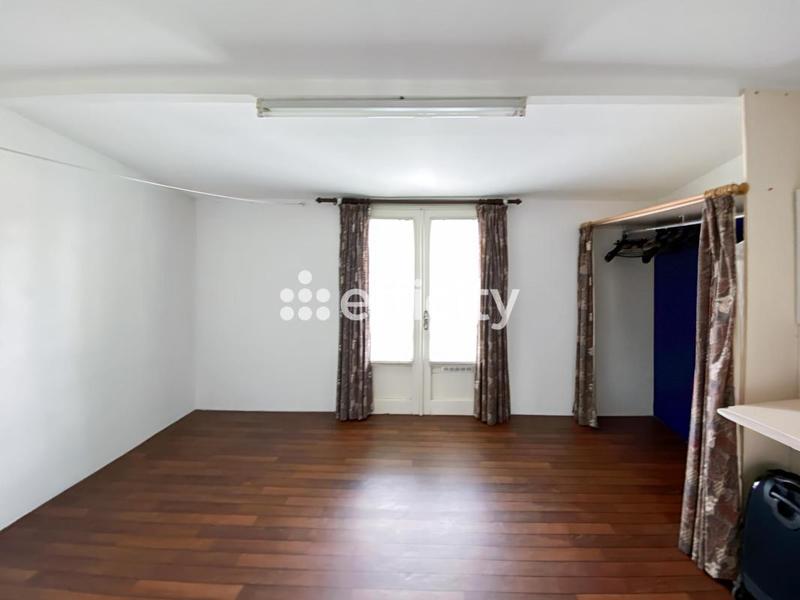 Maison - 223 m² - 9 pièces