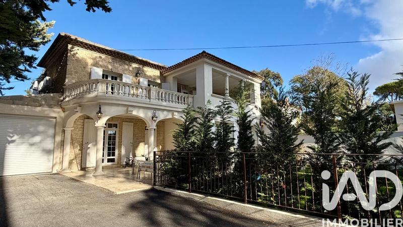 Maison - 225 m² - 10 pièces