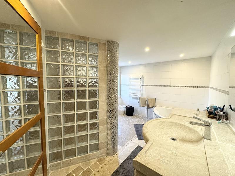 Villa - 243 m² - 7 pièces