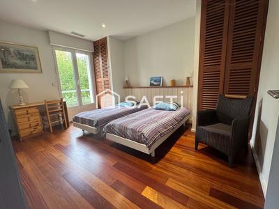 Villa - 242 m² - 8 pièces